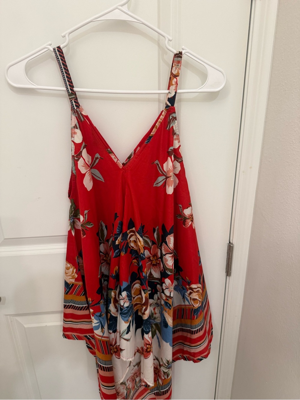 Red Floral V-Neck Spaghetti Strap Women's Top very good condition M/L